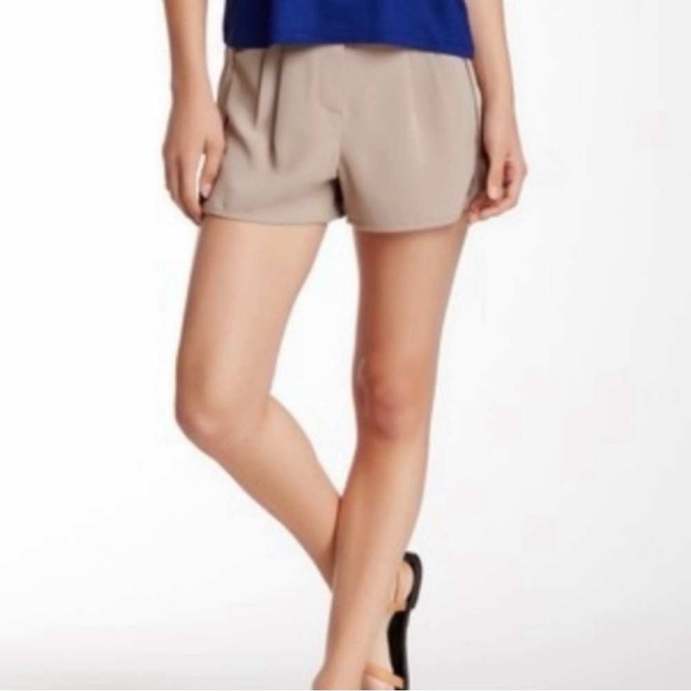 Trina Turk NWT Women’s Maki Tan Taupe Beige Dress Chino Shorts Size 14